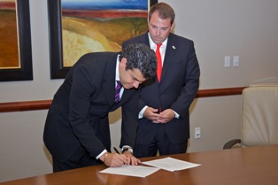 Dr__Mancini_Signs_Agreement_with_CTCA